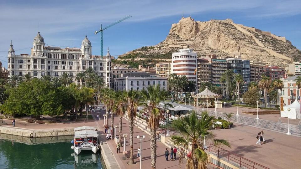 Very Lightful Apartment. Incredible Sea Views. Big Terrace, Swimming Pool. Ac. Very Close To Alicante City Center. المظهر الخارجي الصورة
